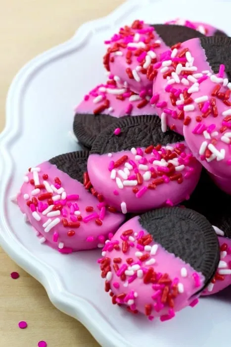 Candy-Dipped Valentine's Day Oreos