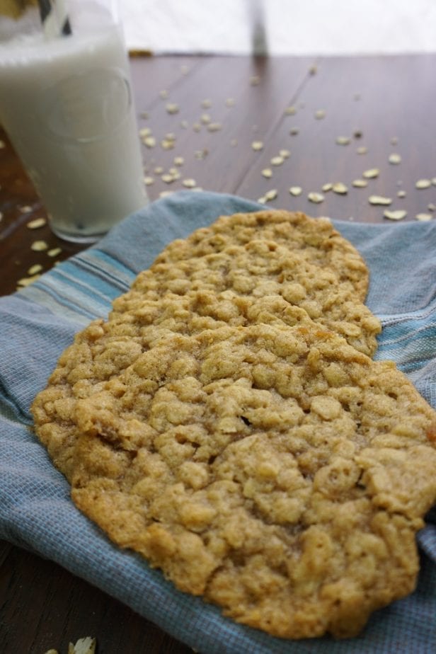 These Vegan Oatmeal Cookies are so simple! There's nothing to them and they're so chewy. Definitely a new favorite cookie! #vegan #cookie #oatmealcookie #cookierecipe