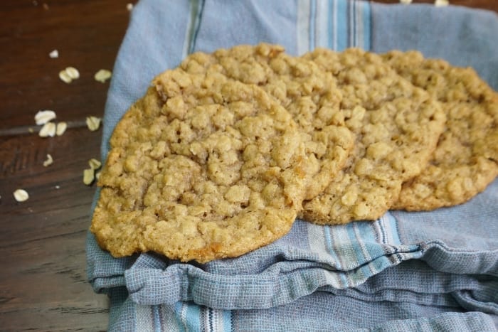 These Vegan Oatmeal Cookies are so simple! There's nothing to them and they're so chewy. Definitely a new favorite cookie! #vegan #cookie #oatmealcookie #cookierecipe