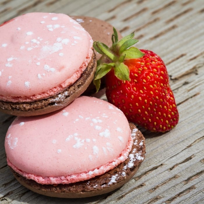 Using the word "obsessed" doesn't come close to perfectly describing the love and undying devotion I have for these absolutely wonderful Strawberry Chocolate Macaron Cookies. #frenchmacaron #macaron #cookies