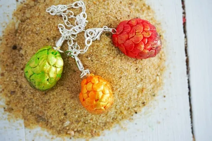 Drop Everything and Make this Game of Thrones Dragon Egg Charm Bracelet. So easy and fast, you can't not make one. #gameofthrones #got #dragonegg #dragoneggbracelet #gameofthronesdragonegg