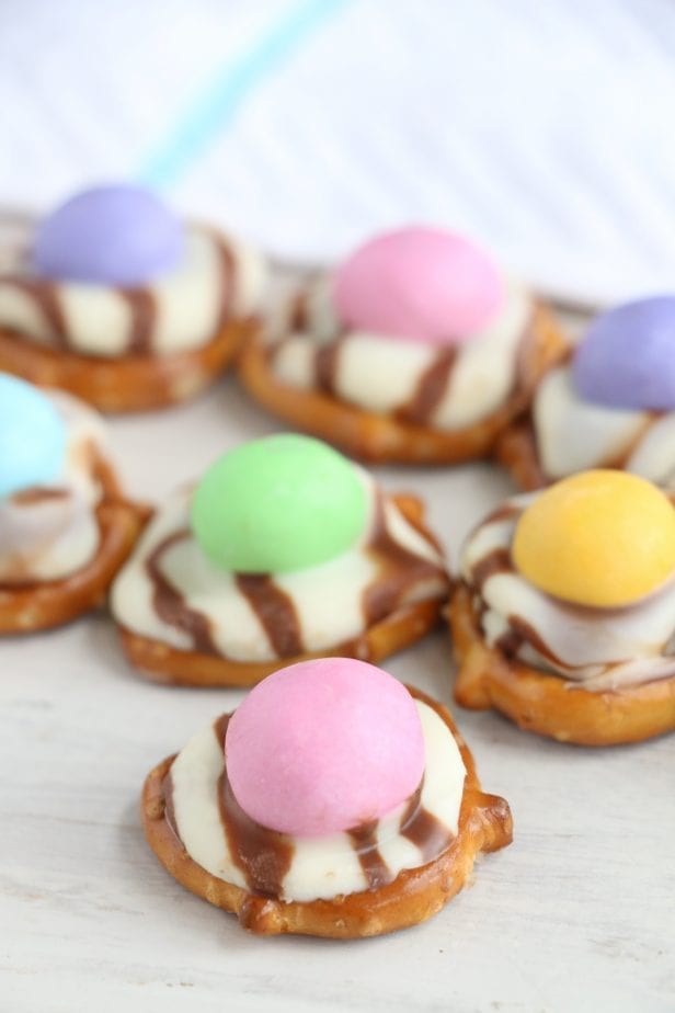 Spring is just the funnest time play with pastels and enjoy a snack at the park. That's what these Sweet Spring Pretzel Bites bring to the party. #pretzelbites #pretzelbiterecipes #springsnackideas #kidssnacks