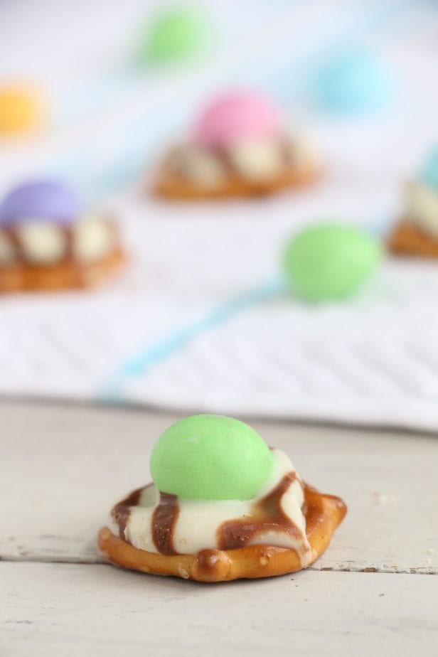 Spring is just the funnest time play with pastels and enjoy a snack at the park. That's what these Sweet Spring Pretzel Bites bring to the party. #pretzelbites #pretzelbiterecipes #springsnackideas #kidssnacks