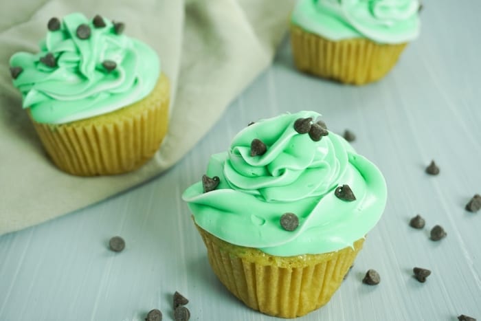 Seriously, these Andes Mint Boozy Cupcakes Are All About the Summer Party. They're so bright and fun! #boozycupcakes #andesmintcupcake