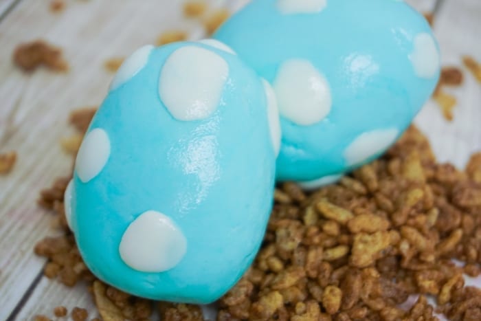 If you're making them as Easter Egg Cake Balls or for a dinosaur birthday, these Ridiculously Cute Blue Edible Dinosaur Egg Cake Balls are adorbs. #cakeballs #eastercake #eastereggcake #dinosaureggs #edibledinosaureggs #dinosaurparty