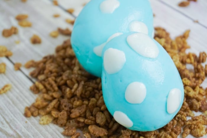 If you're making them as Easter Egg Cake Balls or for a dinosaur birthday, these Ridiculously Cute Blue Edible Dinosaur Egg Cake Balls are adorbs. #cakeballs #eastercake #eastereggcake #dinosaureggs #edibledinosaureggs #dinosaurparty