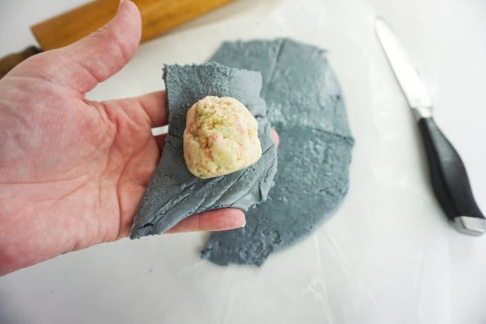 These Game of Throne Khaleesi Dragon Egg Cake Balls are so freaking easy and absolutely fantastic--I can't wait for the watch party of the century. #dragoneggs #edibledragoneggs #gameofthronesdragon #gameofthronesparty #gotdragoneggs