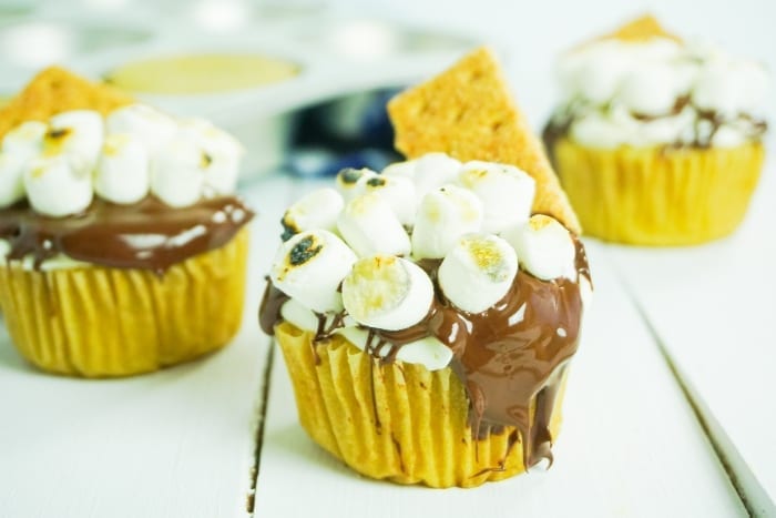 I love s'mores so much, but I hate mosquitos, so I say, Screw the Campfire, I'm Making S'mores Cupcakes! #smores #smorescupcakes #s'mores 