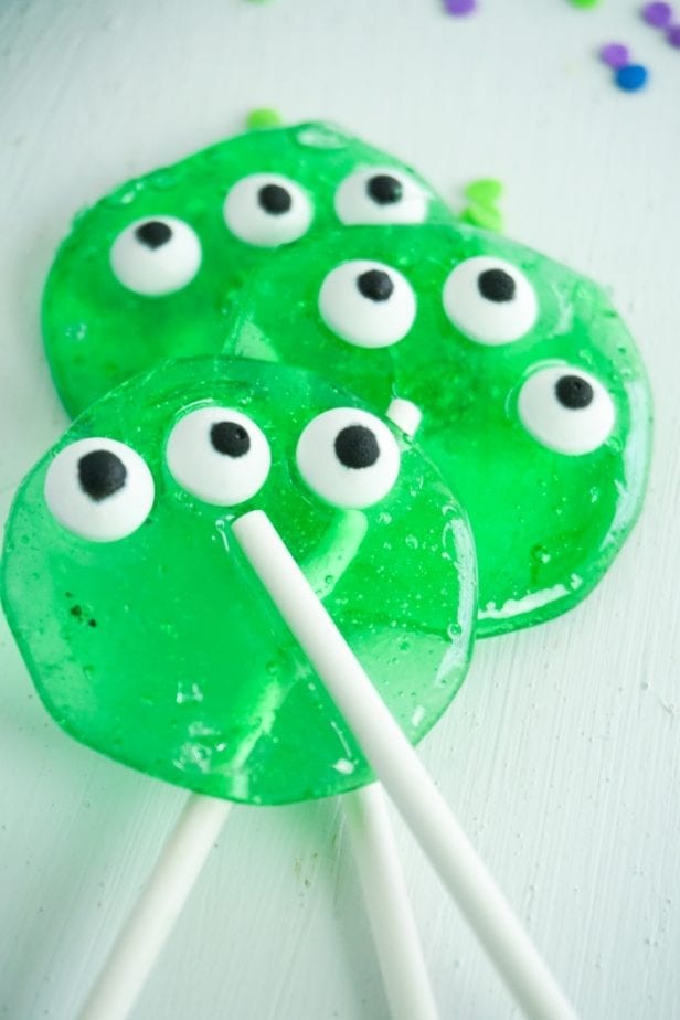 Whether you're planning a Toy Story Party or just a movie night, these Ridiculously Simple DIY Toy Story Alien Lollipops rock. #toystory #toystoryparty #toystorytreatideas
