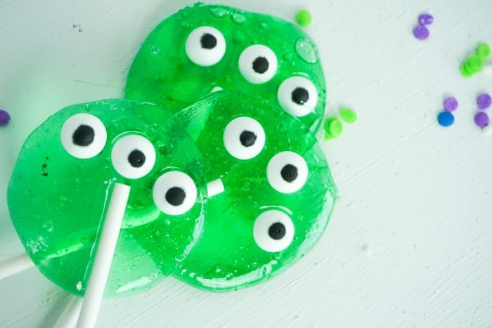 Whether you're planning a Toy Story Party or just a movie night, these Ridiculously Simple DIY Toy Story Alien Lollipops rock. #toystory #toystoryparty #toystorytreatideas
