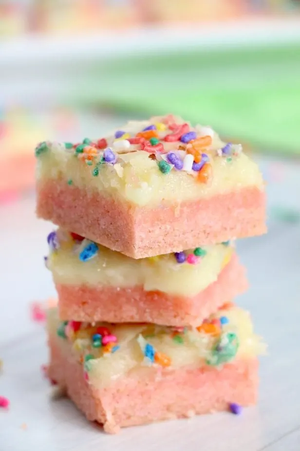I'm not kidding you, these Gooey Cake Batter Bars are are Every Kid's Dream. Soft, sweet, and such an easy treat to make--it's like the perfect summertime treat, but fancy enough you could make them for a party! #cakebatterbars #treat #summerrecipes
