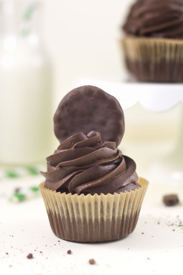 If you love the Girl Scout Thin Mint cookie, you’re going to be more than excited once you take a bite of these Thin Mint Cupcakes. Just like the cookie, they’re minty, chocolatey and just so—perfect! #thinmint #girlscoutcookies #thinmintcookies
