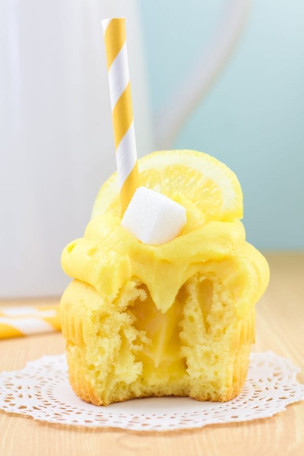 Let’s be really honest, summer is about the lemonade stand, right? These Sweet Little Lemonade Stand Cupcakes bring all that back. #cupcake #lemoncupcakes #lemonadecupcakes
