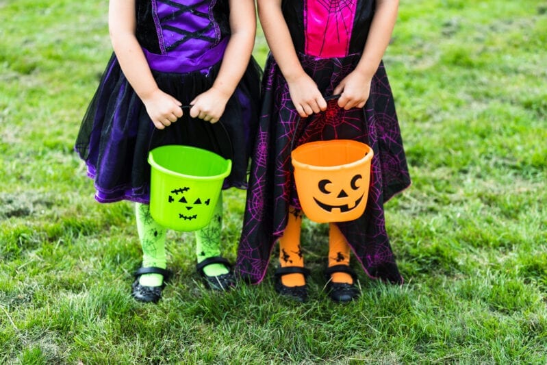 100 Things to Put In Trick-Or-Treat Bags {THAT AREN’T CANDY!}