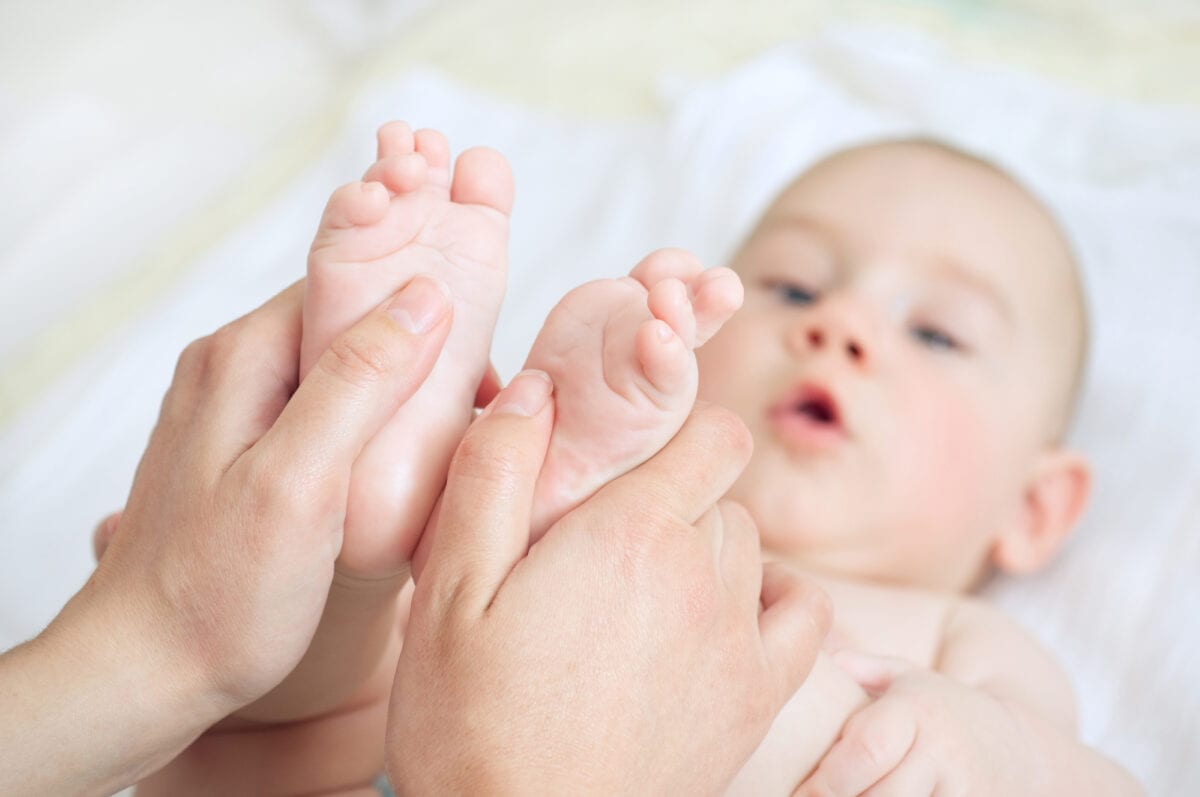 Here’s How You Can Ease A Fussy Baby By Massaging Their Feet
