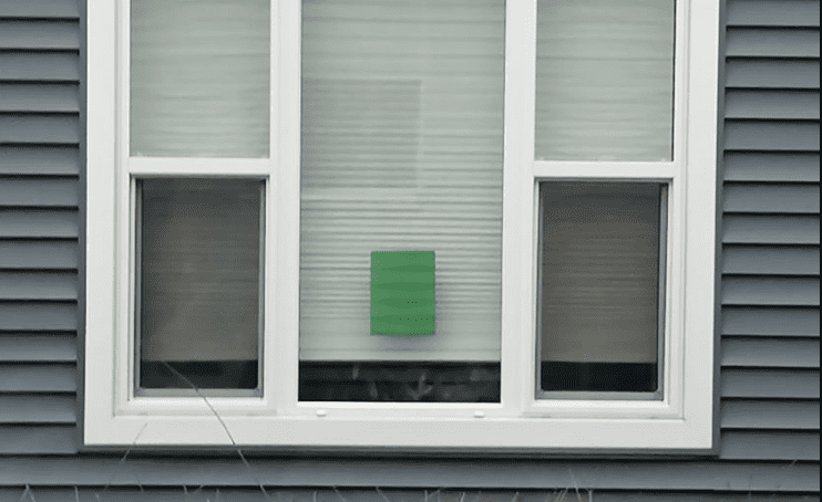 People Are Giving Neighbors Colored Paper To Communicate During Quarantine and It Is Genius