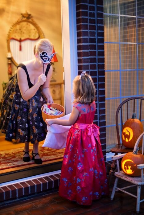 This image has an empty alt attribute; its file name is trick-or-treat-costume-pexels-467x700.jpg