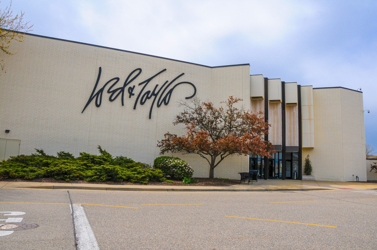 Lord & Taylor Is Closing All Of Their Stores And Are Having A Huge Online Sale