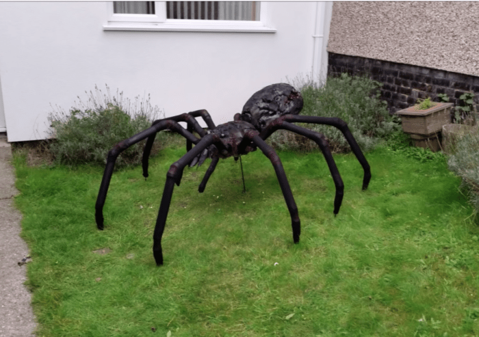 You Can Make A Giant Spider That You Can Put In Your Yard For Halloween