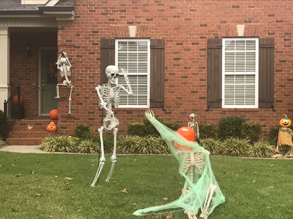 This Guy Decorates His Yard With A New Skeleton Scene Every Day and It ...