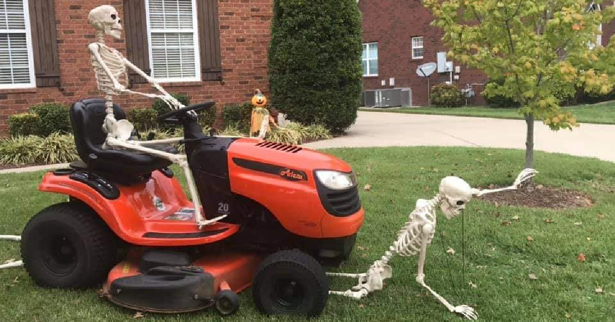 This Guy Decorates His Yard With A New Skeleton Scene Every Day and It’s Hilarious