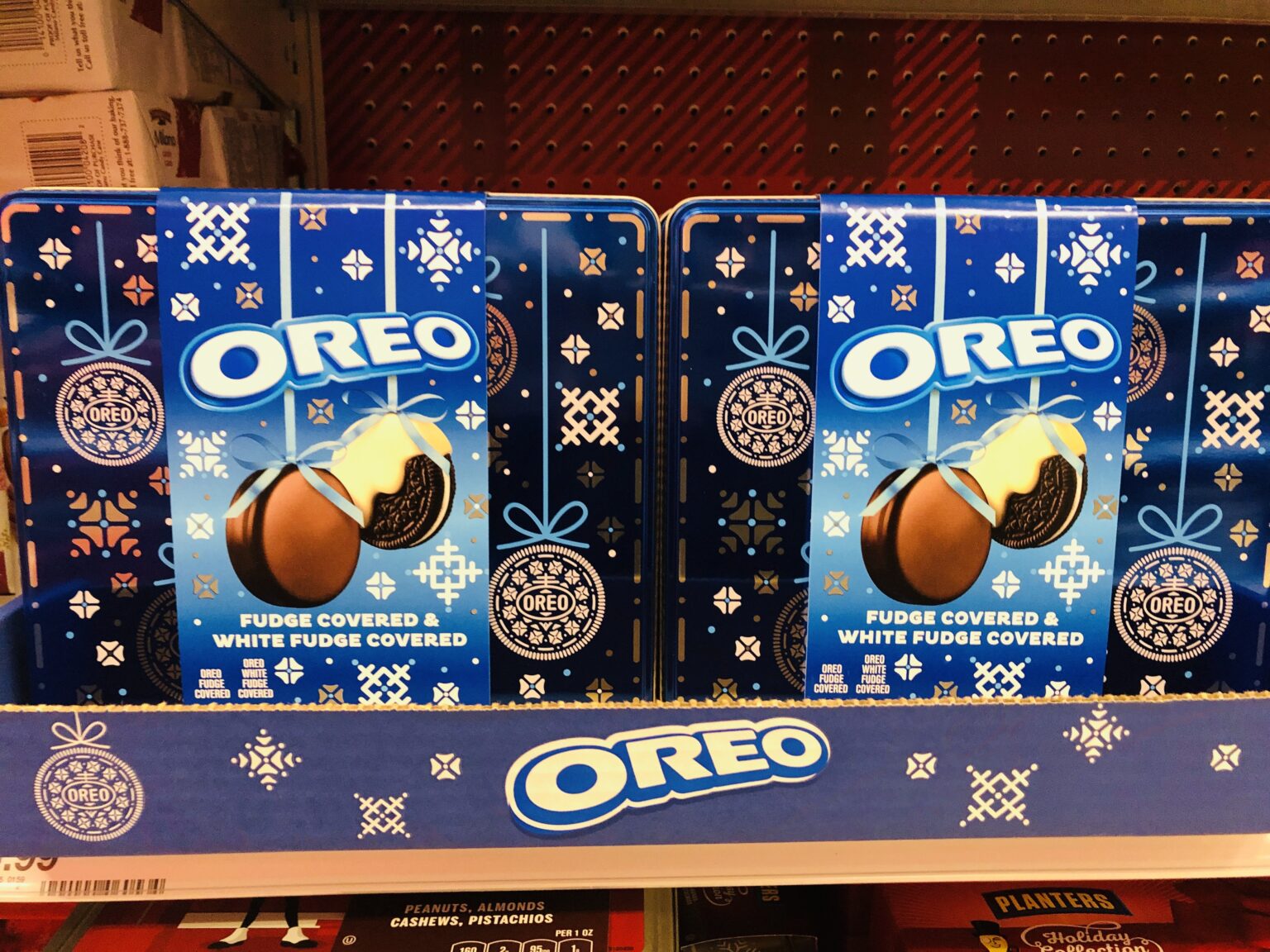 You Can Get A Holiday Oreo Tin Filled With Fudge And White Fudge