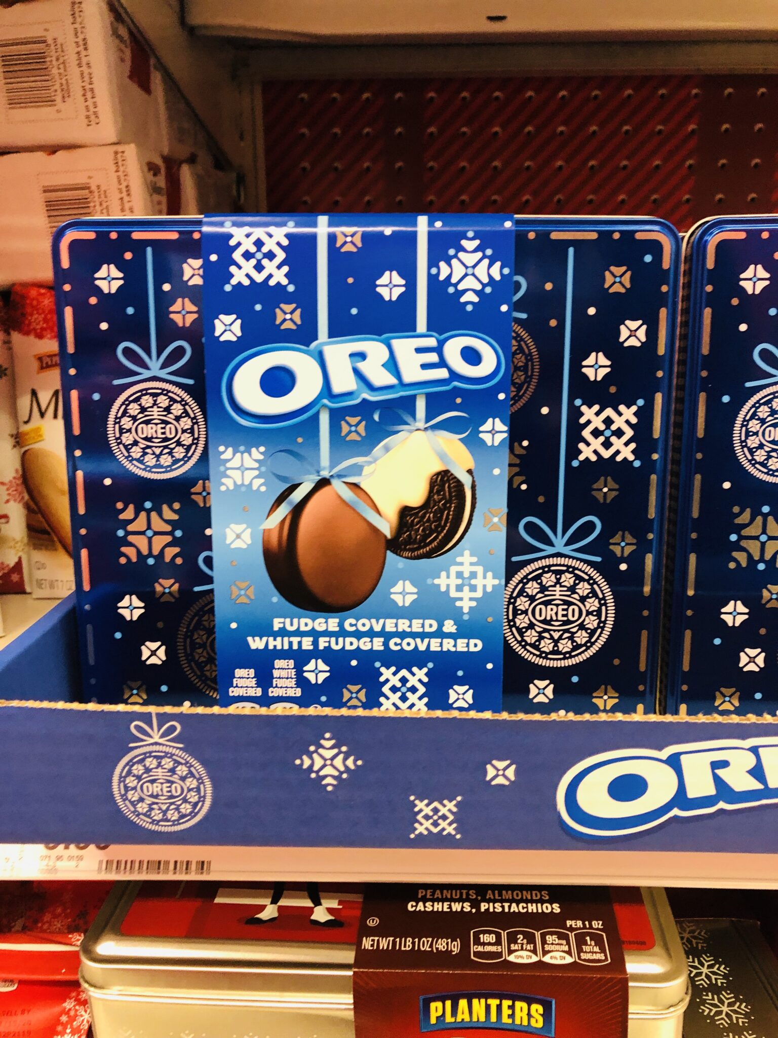 You Can Get A Holiday Oreo Tin Filled With Fudge And White Fudge