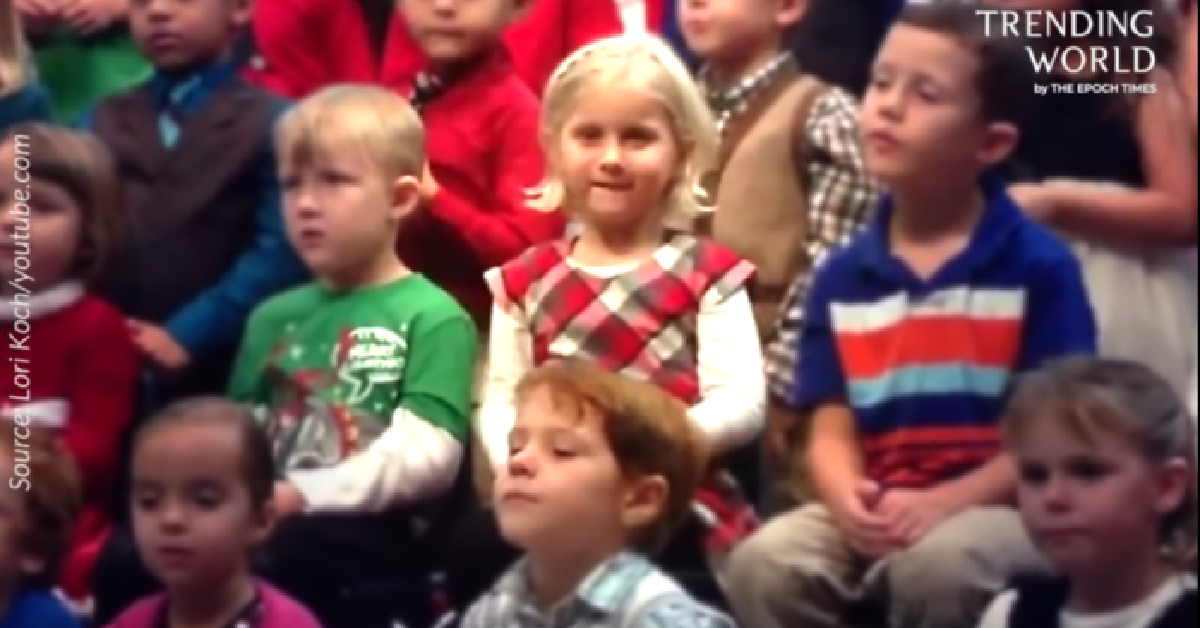 This Little Girl Signs Her Entire Christmas Concert For Her Parents And It Is So Sweet