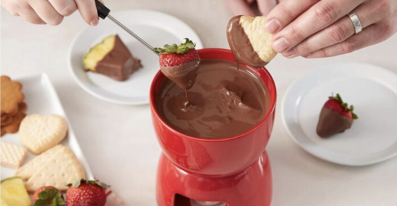 This Cute Little Ceramic Fondue Set Is Perfect For Valentine’s Day