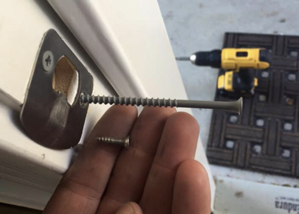 This Dad Taught His Daughter To Change The Screws On Her Door Hinges and It Is Genius