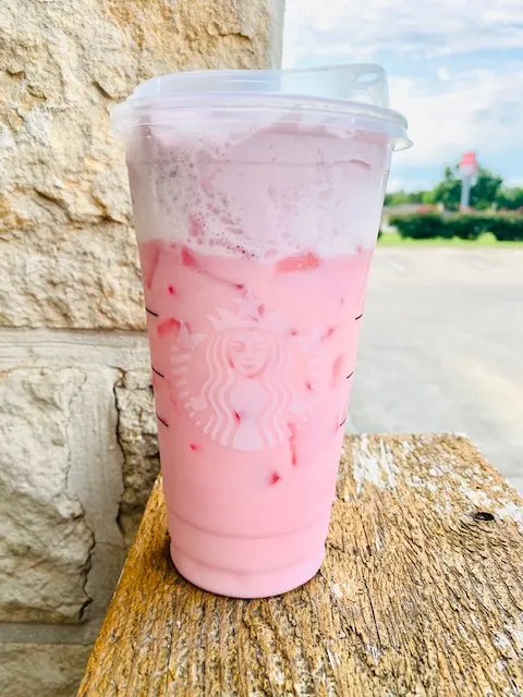 Pick your poolside sip: 💗 Pink Drink with Vanilla Sweet Cream Cold Foam 💛  Paradise Drink with Vanilla Sweet Cream Cold Foam 📷: @tehdino312