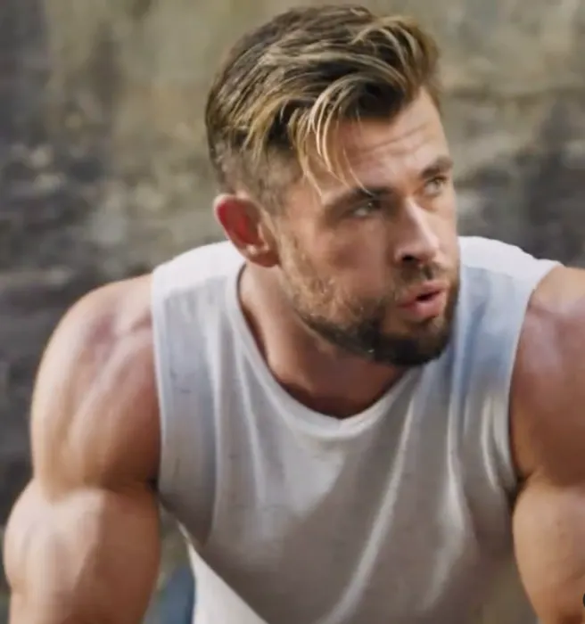 Chris Hemsworth atualiza os fãs sobre o tamanho de seu corpo em novo vídeo