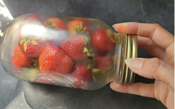 Did You Know If You Store Strawberries In A Glass Jar They’ll Last For Weeks?