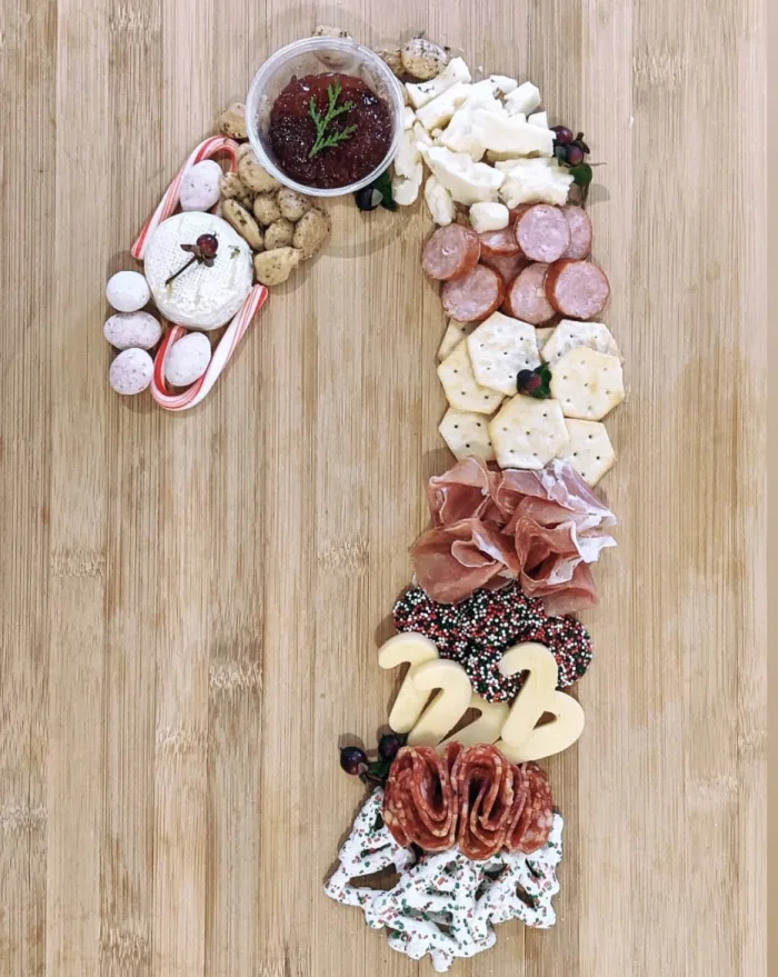 https://cdn.totallythebomb.com/wp-content/uploads/2021/11/candy-cane-charcuterie-board-4.png.webp