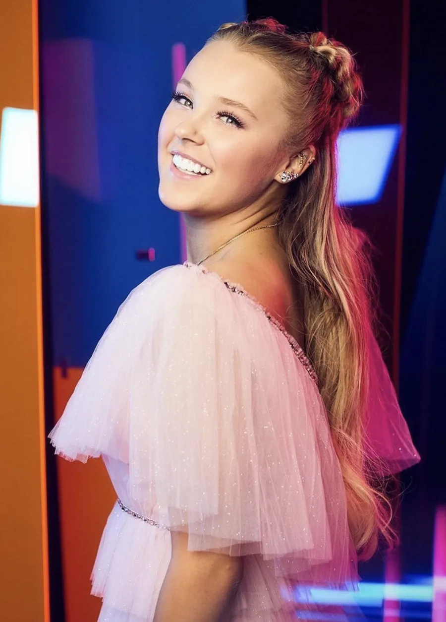 JoJo Siwa Rocks Hot Pink Hair on the Red Carpet: See Her Transformation!