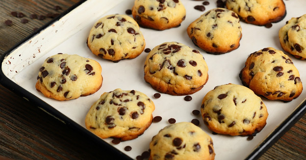 This Baking Hack Shows You How to Make Your Chocolate Chip Cookies Perfectly Round 