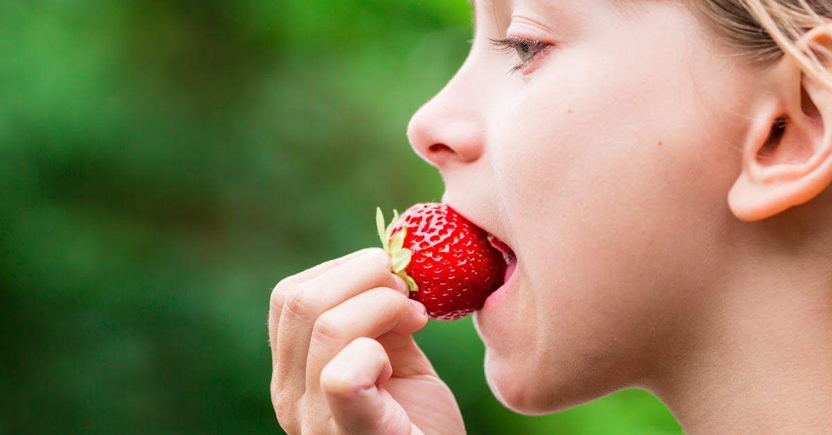 Apparently You’ve Been Eating Strawberries Wrong Your Entire Life and I’m Absolutely Stunned