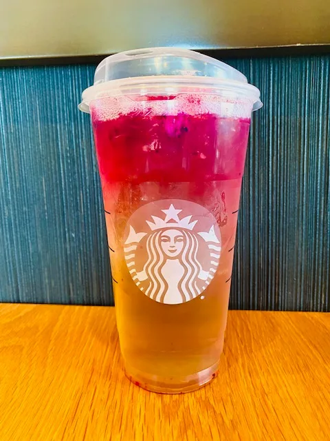 https://cdn.totallythebomb.com/wp-content/uploads/2022/01/Starbucks-Low-Calorie-Raspberry-Green-Tea-Lemonade-3.jpg.webp