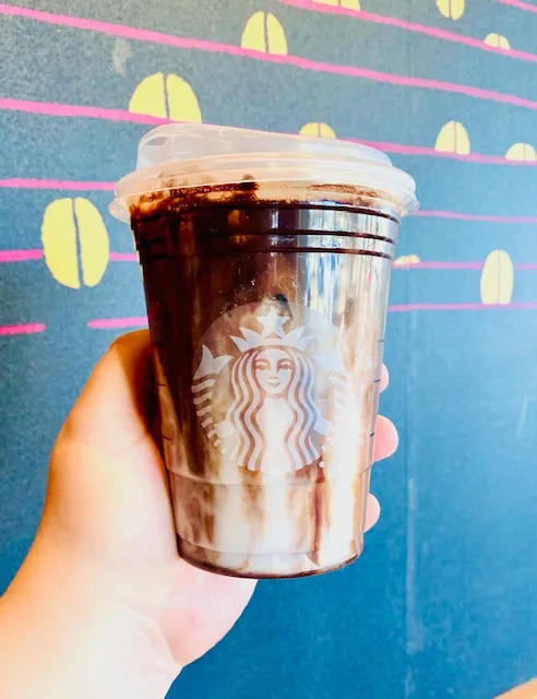 https://cdn.totallythebomb.com/wp-content/uploads/2022/01/Starbucks-Low-Calorie-Vanilla-Mocha-Coconut-Macchiato-3.jpg.webp