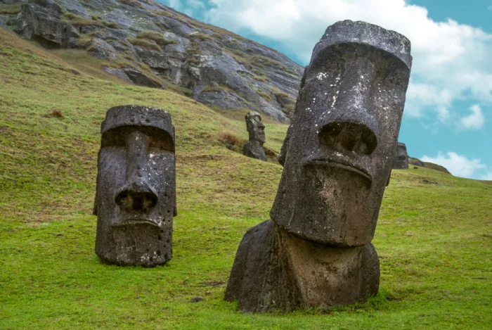 Easter Side Story, Moai Emoji