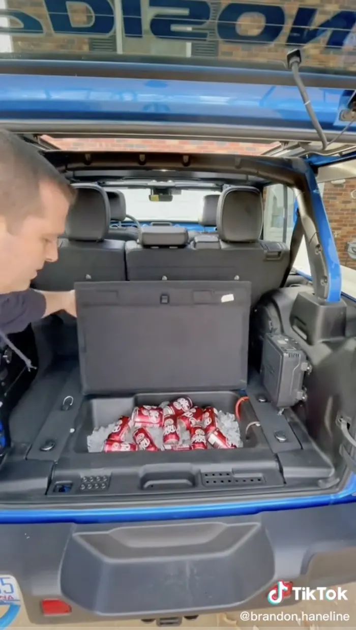 Introducir 66+ imagen jeep wrangler cooler in trunk