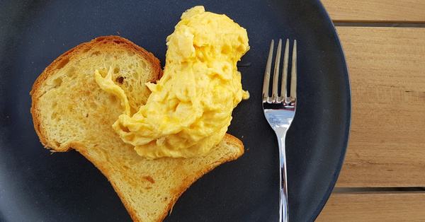 Here’s How to Use The ‘Whirlpool’ Method to Make the Perfect Plate of Scrambled Eggs