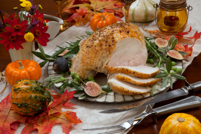 https://cdn.totallythebomb.com/wp-content/uploads/2022/09/carving-turkey-thanksgiving-dinner.jpg