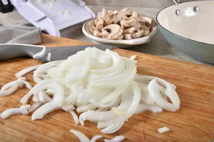 https://cdn.totallythebomb.com/wp-content/uploads/2022/12/sliced-onions.jpg.webp