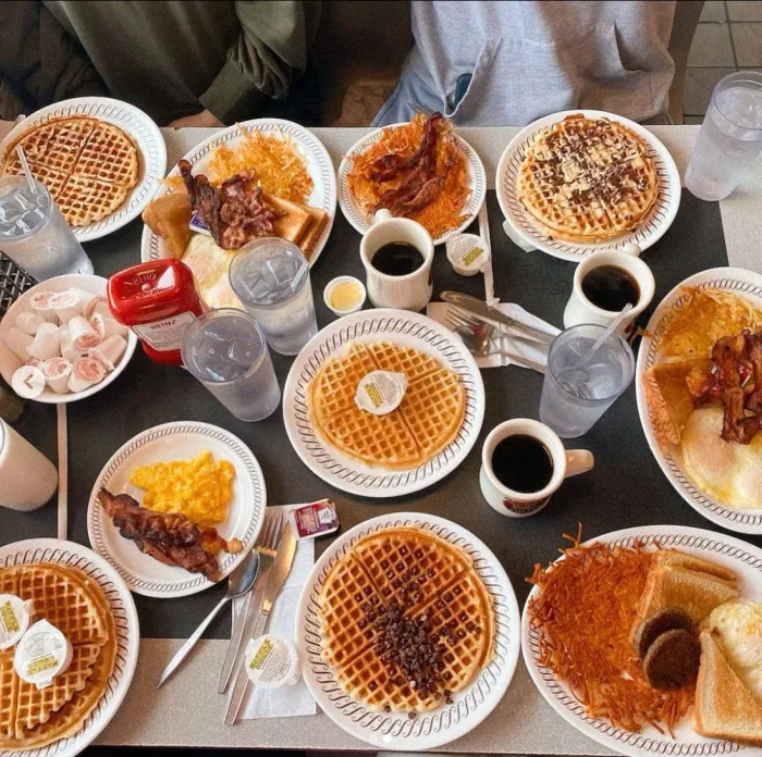 https://cdn.totallythebomb.com/wp-content/uploads/2023/01/waffle-house-6.jpg.webp