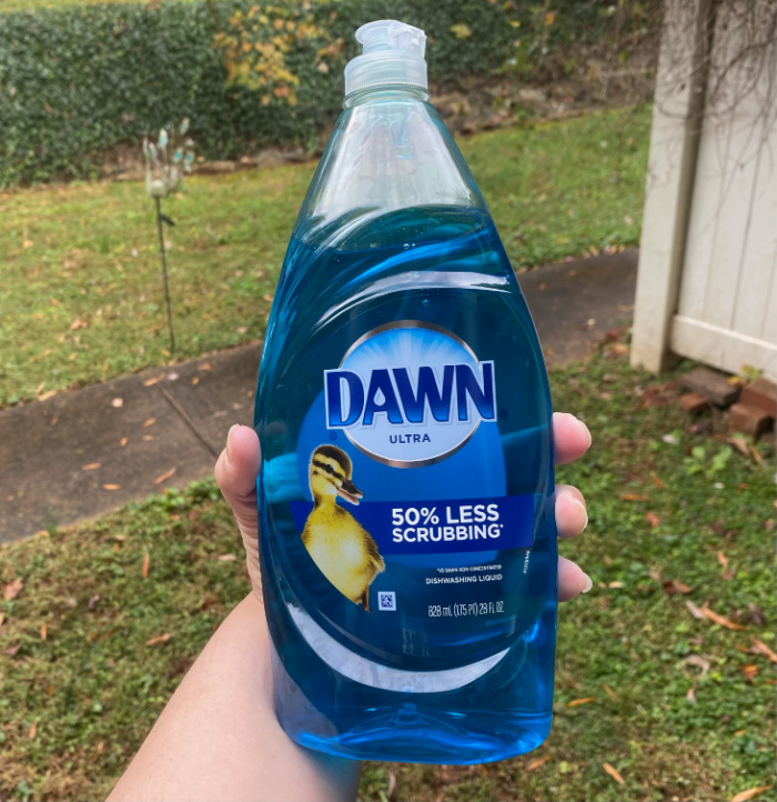 This Dawn Dish Soap Hack Will Get Out Grease, Make Your Whites Whiter ...